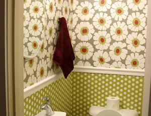 Гармоничный дизайн с помощью простых материалов: лучшие фото интерьеров туалета с обоями Декоративный ремонт обоями туалета